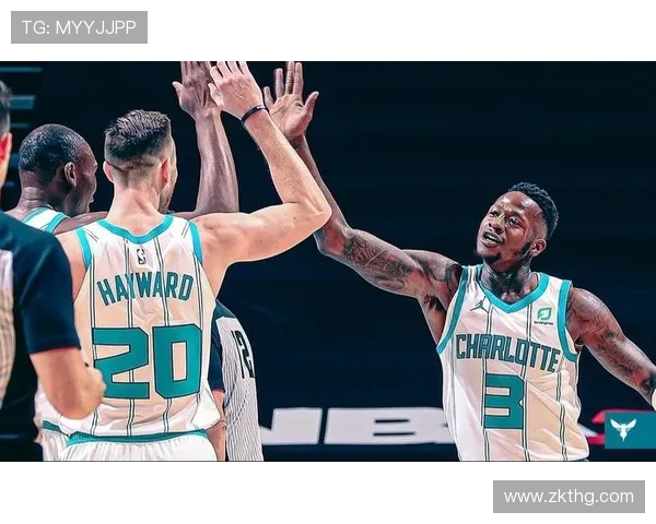 黄蜂与老鹰激战正酣 新赛季对决展现双方强势阵容与战略博弈 黄蜂与老鹰激战正酣 新赛季对决展现双方强势阵容与战略博弈